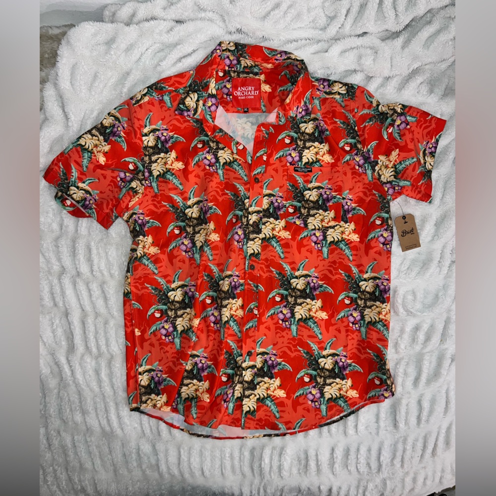 XL NWT red Hawaiian Angry Orchard button up shirt